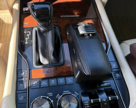 Белый Лексус ЛХ, объемом двигателя 4.46 л и пробегом 235 тыс. км за 56900 $, фото 16 на Automoto.ua