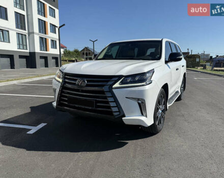 Белый Лексус ЛХ, объемом двигателя 4.46 л и пробегом 235 тыс. км за 56900 $, фото 2 на Automoto.ua