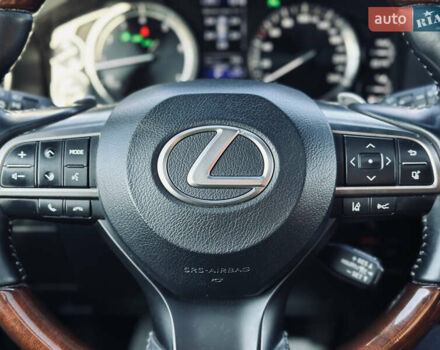 Белый Лексус ЛХ, объемом двигателя 5.7 л и пробегом 263 тыс. км за 68000 $, фото 70 на Automoto.ua