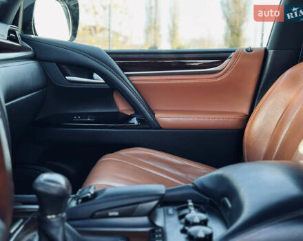 Белый Лексус ЛХ, объемом двигателя 5.7 л и пробегом 263 тыс. км за 68000 $, фото 31 на Automoto.ua