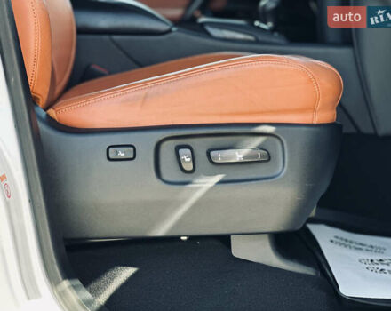 Белый Лексус ЛХ, объемом двигателя 5.7 л и пробегом 263 тыс. км за 68000 $, фото 82 на Automoto.ua