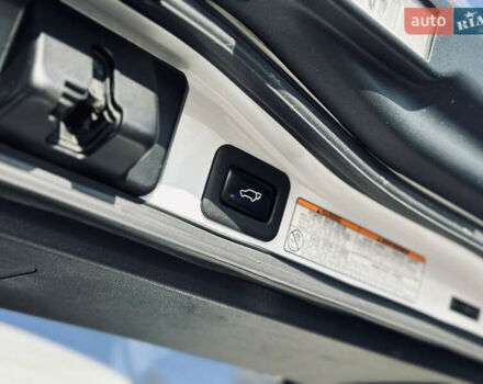 Белый Лексус ЛХ, объемом двигателя 5.7 л и пробегом 263 тыс. км за 68000 $, фото 13 на Automoto.ua