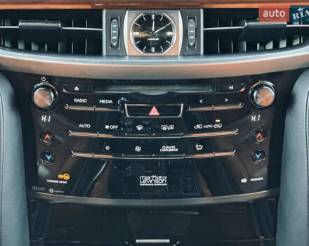 Белый Лексус ЛХ, объемом двигателя 5.7 л и пробегом 263 тыс. км за 68000 $, фото 44 на Automoto.ua