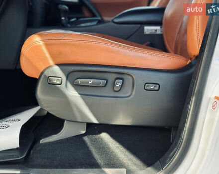 Белый Лексус ЛХ, объемом двигателя 5.7 л и пробегом 263 тыс. км за 68000 $, фото 33 на Automoto.ua