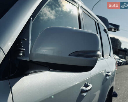 Белый Лексус ЛХ, объемом двигателя 5.7 л и пробегом 263 тыс. км за 68000 $, фото 3 на Automoto.ua