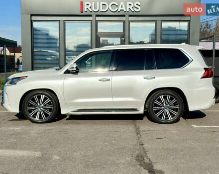 Белый Лексус ЛХ, объемом двигателя 5.7 л и пробегом 263 тыс. км за 68000 $, фото 1 на Automoto.ua