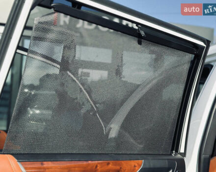 Белый Лексус ЛХ, объемом двигателя 5.7 л и пробегом 263 тыс. км за 68000 $, фото 25 на Automoto.ua