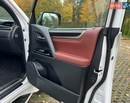 Белый Лексус ЛХ, объемом двигателя 4.46 л и пробегом 60 тыс. км за 85000 $, фото 30 на Automoto.ua