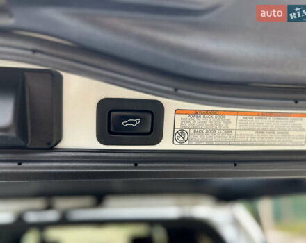 Белый Лексус ЛХ, объемом двигателя 4.46 л и пробегом 60 тыс. км за 85000 $, фото 26 на Automoto.ua