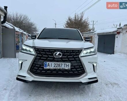 Белый Лексус ЛХ, объемом двигателя 5.66 л и пробегом 220 тыс. км за 32500 $, фото 1 на Automoto.ua