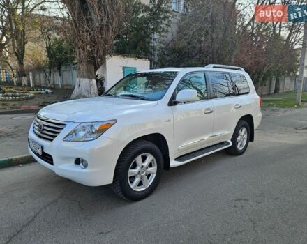 Белый Лексус ЛХ, объемом двигателя 5.66 л и пробегом 210 тыс. км за 25500 $, фото 1 на Automoto.ua