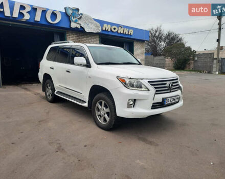 Белый Лексус ЛХ, объемом двигателя 5.66 л и пробегом 348 тыс. км за 16000 $, фото 1 на Automoto.ua