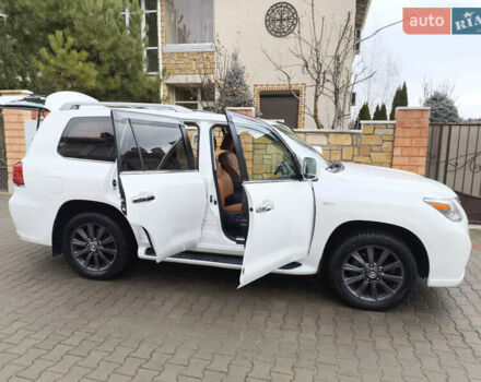 Белый Лексус ЛХ, объемом двигателя 5.66 л и пробегом 169 тыс. км за 37999 $, фото 1 на Automoto.ua