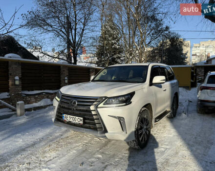 Белый Лексус ЛХ, объемом двигателя 4.46 л и пробегом 158 тыс. км за 59999 $, фото 1 на Automoto.ua