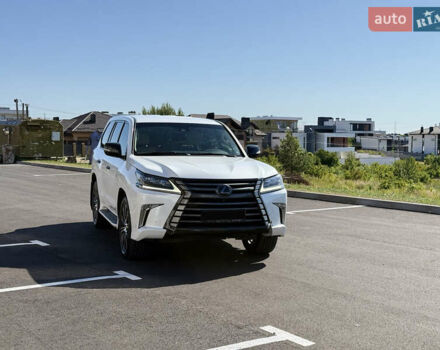 Белый Лексус ЛХ, объемом двигателя 4.46 л и пробегом 235 тыс. км за 56900 $, фото 1 на Automoto.ua