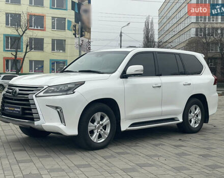 Белый Лексус ЛХ, объемом двигателя 4.46 л и пробегом 143 тыс. км за 62500 $, фото 1 на Automoto.ua