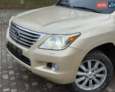 Бежевый Лексус ЛХ, объемом двигателя 5.66 л и пробегом 205 тыс. км за 18999 $, фото 1 на Automoto.ua