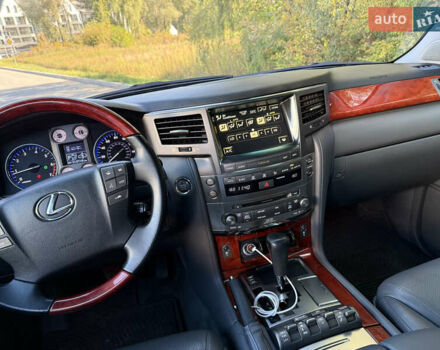 Черный Лексус ЛХ, объемом двигателя 5.7 л и пробегом 297 тыс. км за 26500 $, фото 11 на Automoto.ua
