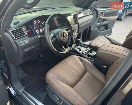 Черный Лексус ЛХ, объемом двигателя 5.7 л и пробегом 297 тыс. км за 35000 $, фото 1 на Automoto.ua