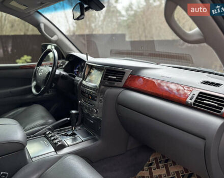 Черный Лексус ЛХ, объемом двигателя 5.7 л и пробегом 325 тыс. км за 23900 $, фото 26 на Automoto.ua