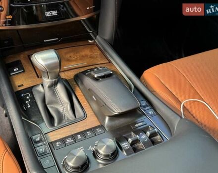 Черный Лексус ЛХ, объемом двигателя 5.66 л и пробегом 174 тыс. км за 57500 $, фото 13 на Automoto.ua