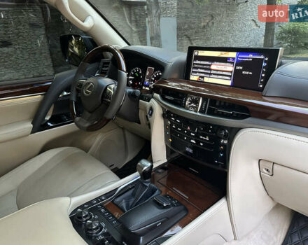 Черный Лексус ЛХ, объемом двигателя 5.66 л и пробегом 298 тыс. км за 65000 $, фото 63 на Automoto.ua