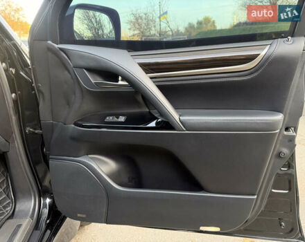 Черный Лексус ЛХ, объемом двигателя 5.7 л и пробегом 37 тыс. км за 170000 $, фото 17 на Automoto.ua