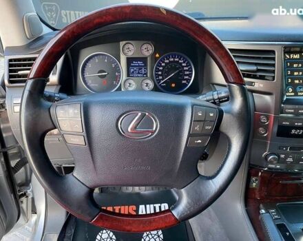 Лексус ЛХ, объемом двигателя 0 л и пробегом 300 тыс. км за 20500 $, фото 18 на Automoto.ua
