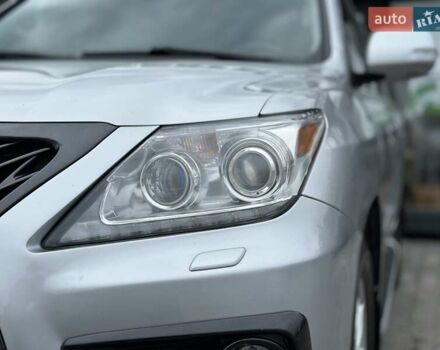 Серый Лексус ЛХ, объемом двигателя 5.66 л и пробегом 255 тыс. км за 24900 $, фото 5 на Automoto.ua