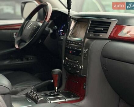 Серый Лексус ЛХ, объемом двигателя 5.66 л и пробегом 259 тыс. км за 21990 $, фото 11 на Automoto.ua