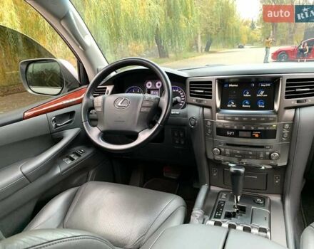 Серый Лексус ЛХ, объемом двигателя 5.66 л и пробегом 175 тыс. км за 32800 $, фото 31 на Automoto.ua