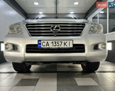 Серый Лексус ЛХ, объемом двигателя 5.66 л и пробегом 273 тыс. км за 24900 $, фото 3 на Automoto.ua