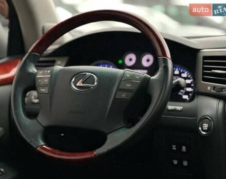 Серый Лексус ЛХ, объемом двигателя 5.66 л и пробегом 259 тыс. км за 21990 $, фото 20 на Automoto.ua