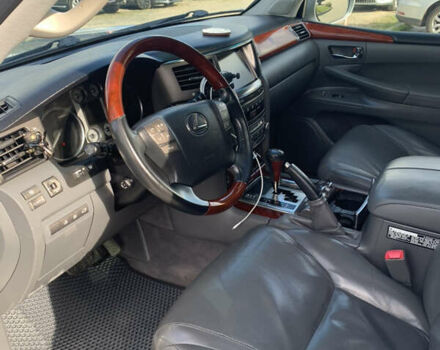 Серый Лексус ЛХ, объемом двигателя 5.66 л и пробегом 310 тыс. км за 24000 $, фото 4 на Automoto.ua