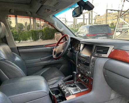 Серый Лексус ЛХ, объемом двигателя 5.66 л и пробегом 243 тыс. км за 25800 $, фото 24 на Automoto.ua