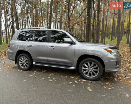 Серый Лексус ЛХ, объемом двигателя 5.66 л и пробегом 221 тыс. км за 32500 $, фото 1 на Automoto.ua