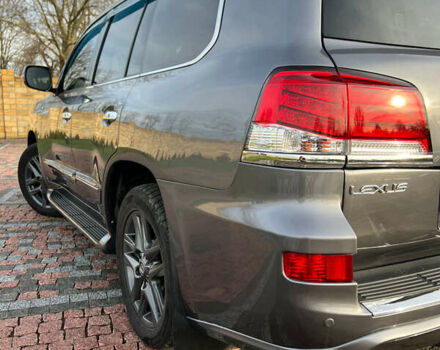 Серый Лексус ЛХ, объемом двигателя 5.66 л и пробегом 314 тыс. км за 38500 $, фото 18 на Automoto.ua
