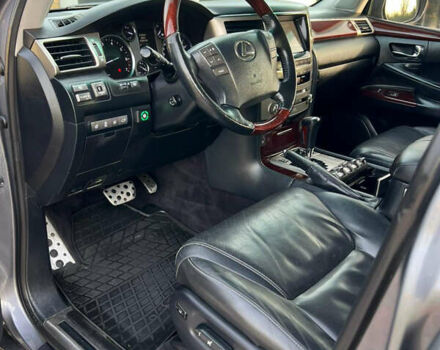 Серый Лексус ЛХ, объемом двигателя 5.66 л и пробегом 314 тыс. км за 38500 $, фото 23 на Automoto.ua