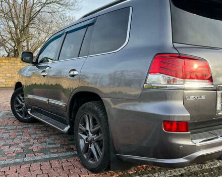 Серый Лексус ЛХ, объемом двигателя 5.66 л и пробегом 314 тыс. км за 38500 $, фото 5 на Automoto.ua