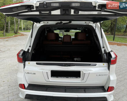 Сірий Лексус ЛХ, об'ємом двигуна 5.66 л та пробігом 119 тис. км за 73000 $, фото 30 на Automoto.ua