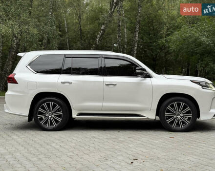 Серый Лексус ЛХ, объемом двигателя 5.66 л и пробегом 119 тыс. км за 73000 $, фото 3 на Automoto.ua