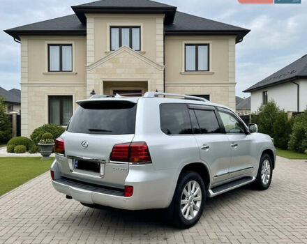 Серый Лексус ЛХ, объемом двигателя 5.66 л и пробегом 329 тыс. км за 25000 $, фото 1 на Automoto.ua