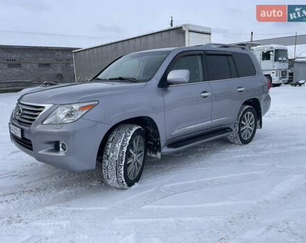 Серый Лексус ЛХ, объемом двигателя 5.66 л и пробегом 295 тыс. км за 20999 $, фото 1 на Automoto.ua