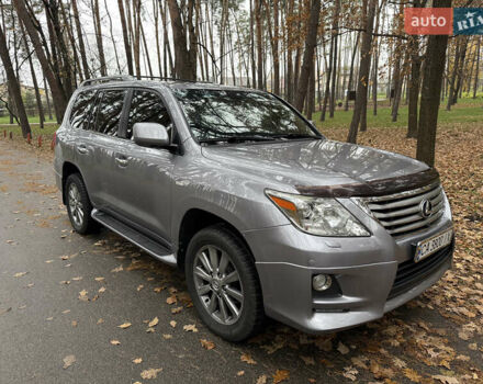 Серый Лексус ЛХ, объемом двигателя 5.66 л и пробегом 221 тыс. км за 32500 $, фото 1 на Automoto.ua
