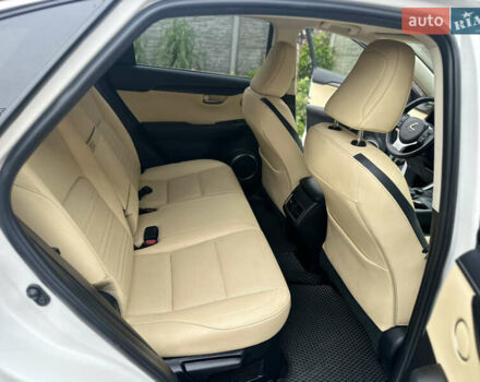 Белый Лексус НХ, объемом двигателя 2 л и пробегом 105 тыс. км за 21900 $, фото 10 на Automoto.ua