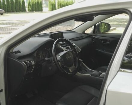 Білий Лексус НХ, об'ємом двигуна 2 л та пробігом 65 тис. км за 27900 $, фото 5 на Automoto.ua