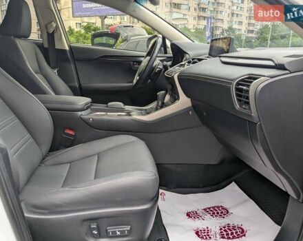 Білий Лексус НХ, об'ємом двигуна 2.49 л та пробігом 57 тис. км за 33700 $, фото 24 на Automoto.ua