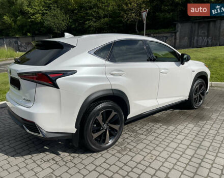 Білий Лексус НХ, об'ємом двигуна 1.99 л та пробігом 128 тис. км за 35500 $, фото 4 на Automoto.ua