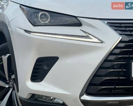 Білий Лексус НХ, об'ємом двигуна 2.49 л та пробігом 65 тис. км за 30700 $, фото 3 на Automoto.ua