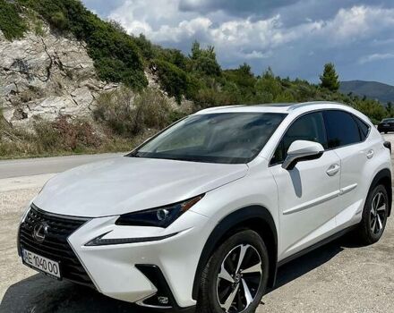 Белый Лексус НХ, объемом двигателя 2.5 л и пробегом 74 тыс. км за 43500 $, фото 2 на Automoto.ua
